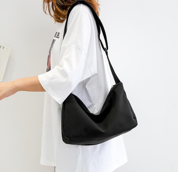 Square Canvas Crossbody Bag | Schultertasche