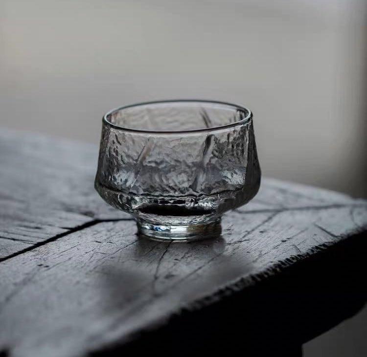Handgemachtes Hammermuster im japanischen Stil, das kleine Glas-Teetassen riecht - 6 Stück