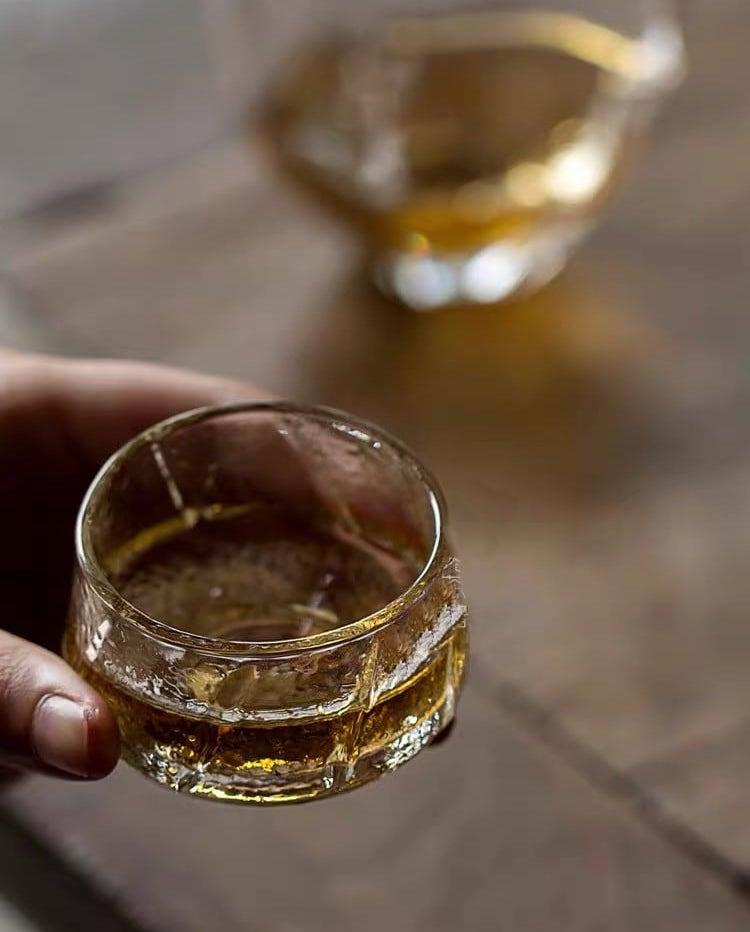Handgemachtes Hammermuster im japanischen Stil, das kleine Glas-Teetassen riecht - 6 Stück