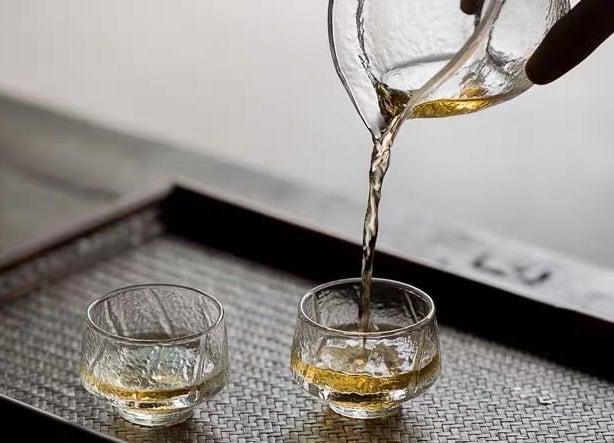 Handgemachtes Hammermuster im japanischen Stil, das kleine Glas-Teetassen riecht - 6 Stück