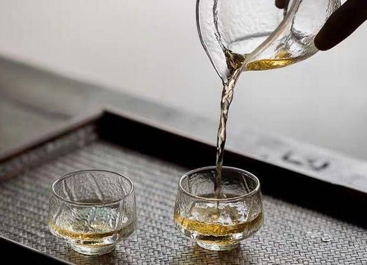 Handgemachtes Hammermuster im japanischen Stil, das kleine Glas-Teetassen riecht - 6 Stück