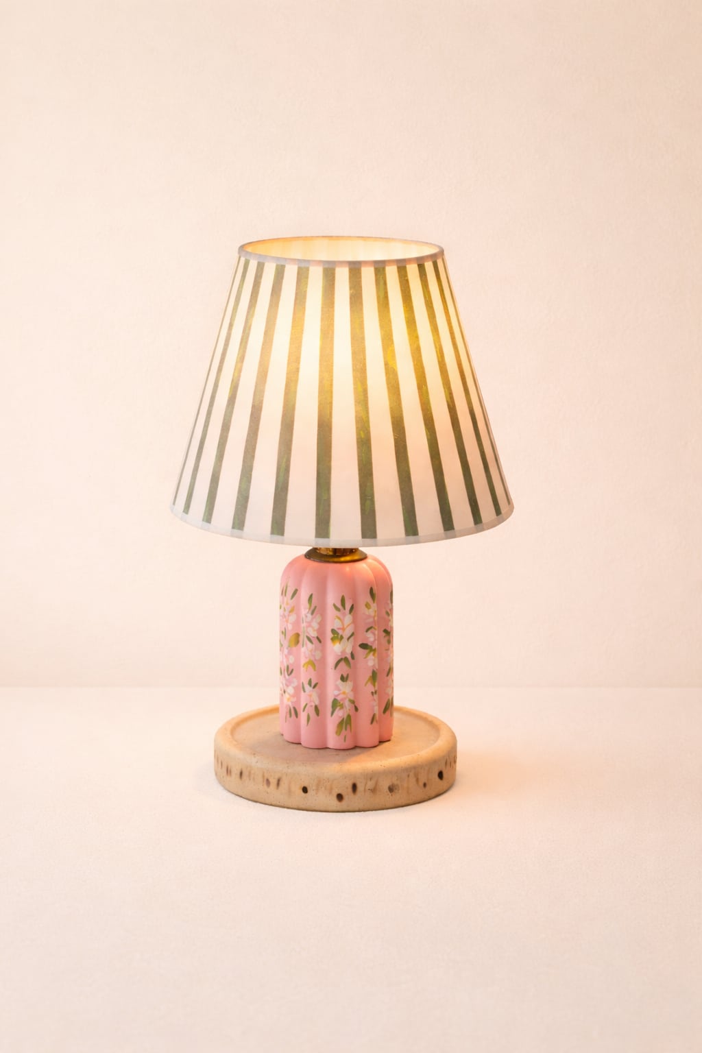 Capybara Ditsy Blumentischlampe