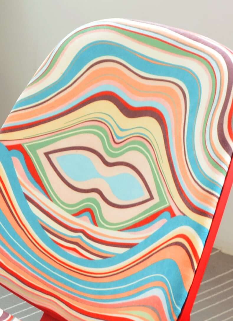MP Shell Chair - Classic Loungesessel | Lesestuhl in Stoff - Lips Graffiti