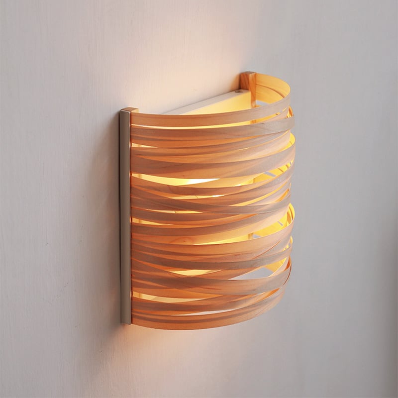 Kreuz aus Holz und Rattan Wandleuchte