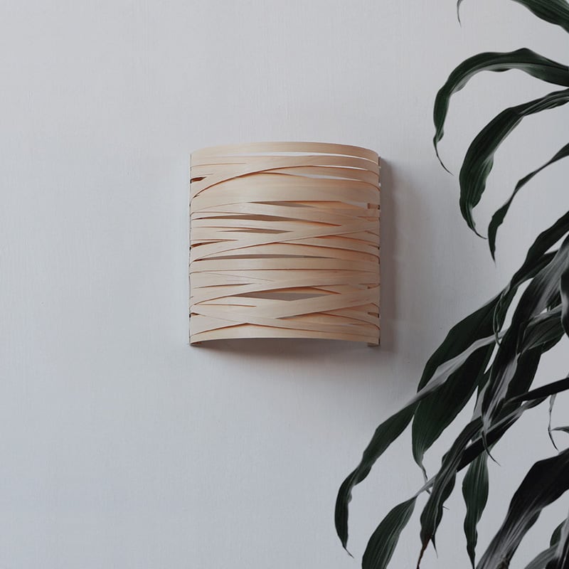 Kreuz aus Holz und Rattan Wandleuchte